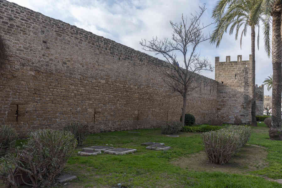 Mallorca - Alcúdia 02 - muralla.jpg